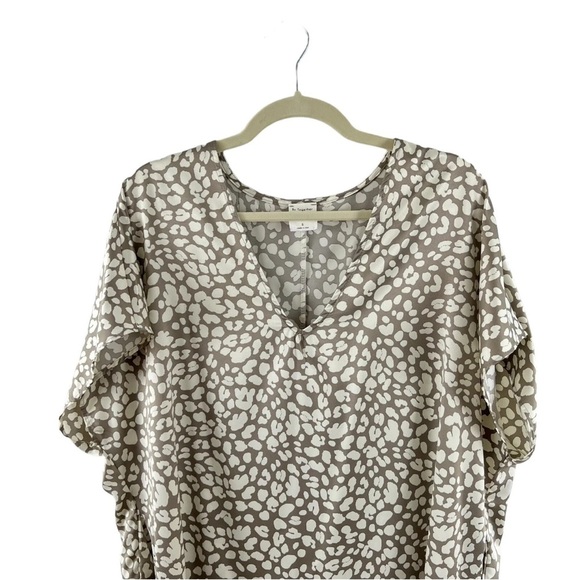 By Together Taupe and White Patterned Blouse - Picture 3 of 10